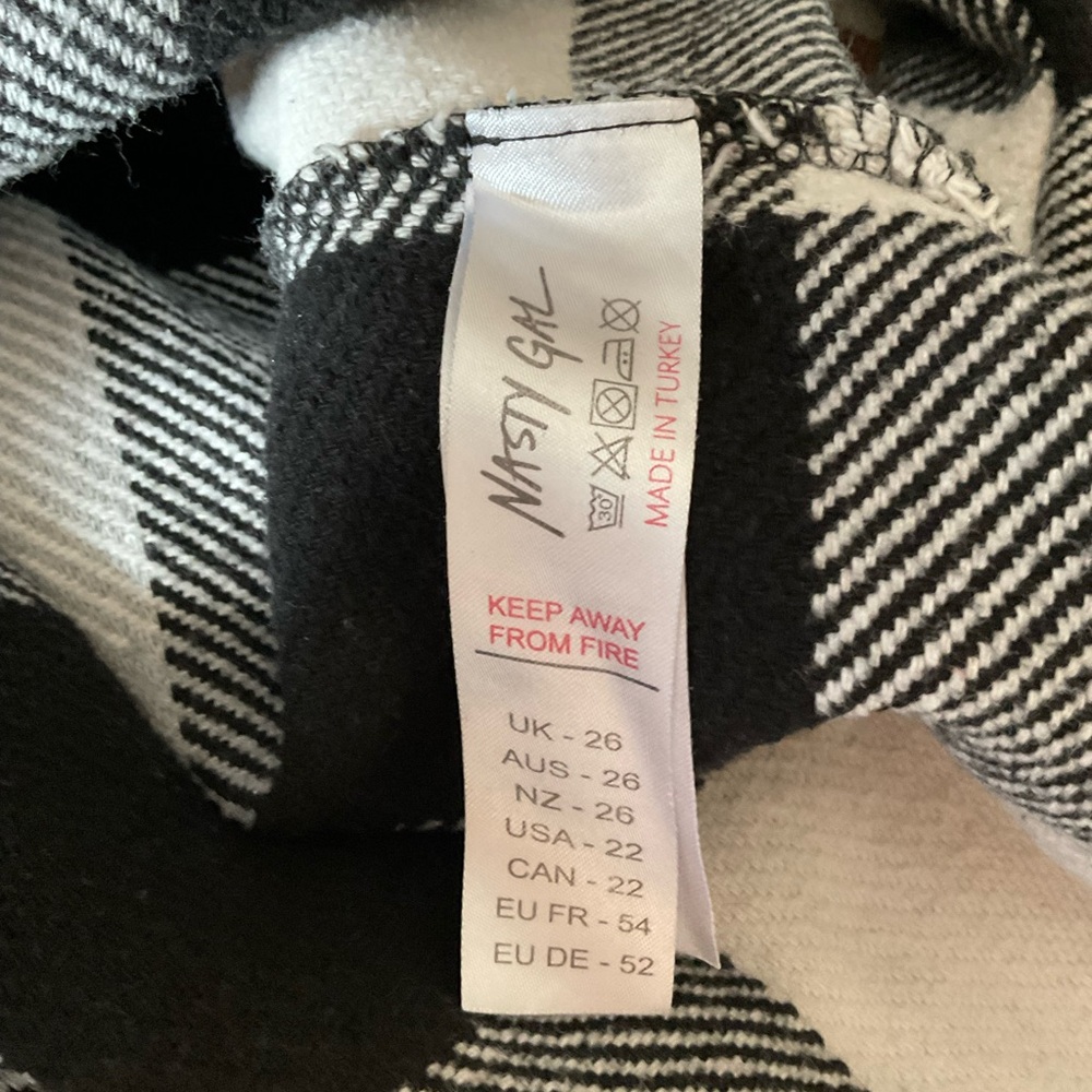 Nasty Gal Black and White Plaid Button-Up Shirt. Flannel. Size 22 - Picture 9 of 11